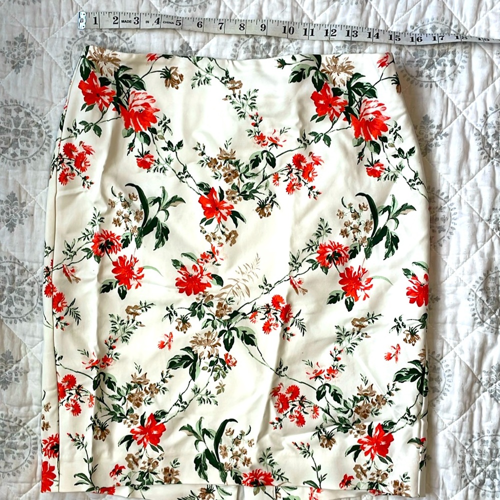 Ann Taylor Factory 6P Floral Skirt Cream/Coral